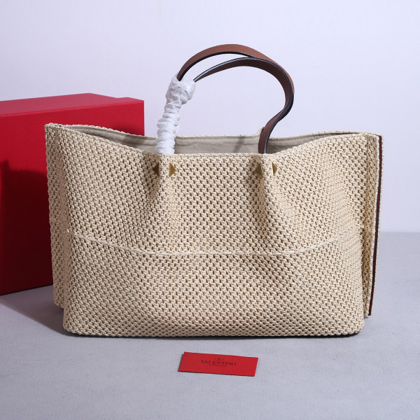 Va1e*ntin0 medium straw summer tote