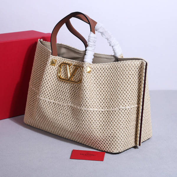 Va1e*ntin0 medium straw summer tote