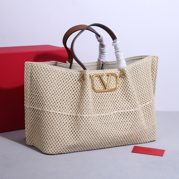 Va1e*ntin0 medium straw summer tote