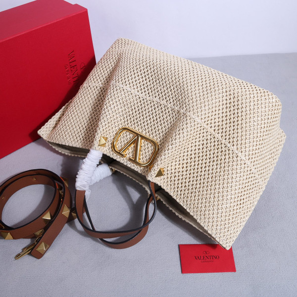 Va1e*ntin0 medium straw summer tote