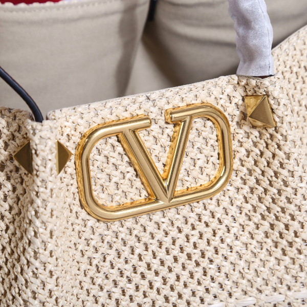 Va1e*ntin0 medium straw summer tote